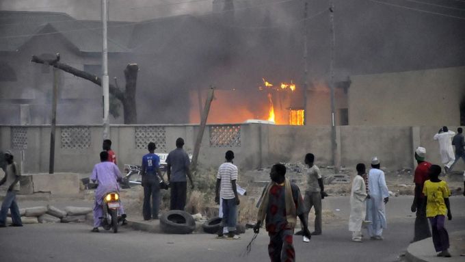 Výbuchem zničená policejní stanice v severonigerijském městě Kano