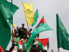 Palestinci oslavují smírčí dohodu Fatahu s Hamásem.