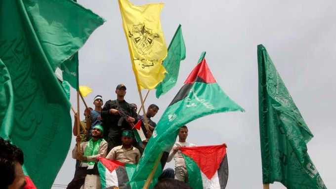 Palestinci v Gaze mávají vlajkami a oslavují smírčí dohodu Fatahu s Hamasem.