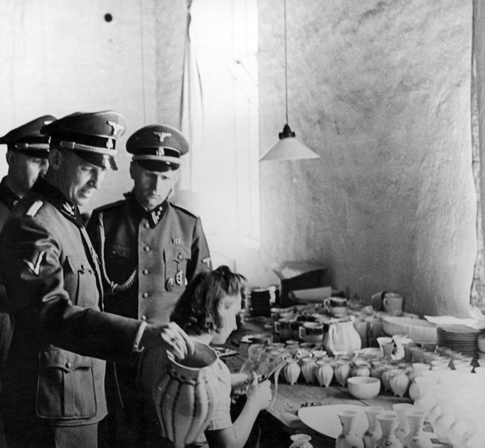 Otto von Wächter (první zleva v popředí) si prohlíží továrnu na alabastr u Stanislavova, 1939 až 1945.