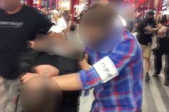 Video: Policisté v civilu zadrželi podezřelé z přepadení bazénu v Podolí na hlavním nádraží
