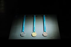 Foto: Takhle vypadají medaile pro olympiádu v Koreji. Kolik jich zamíří do Čech?