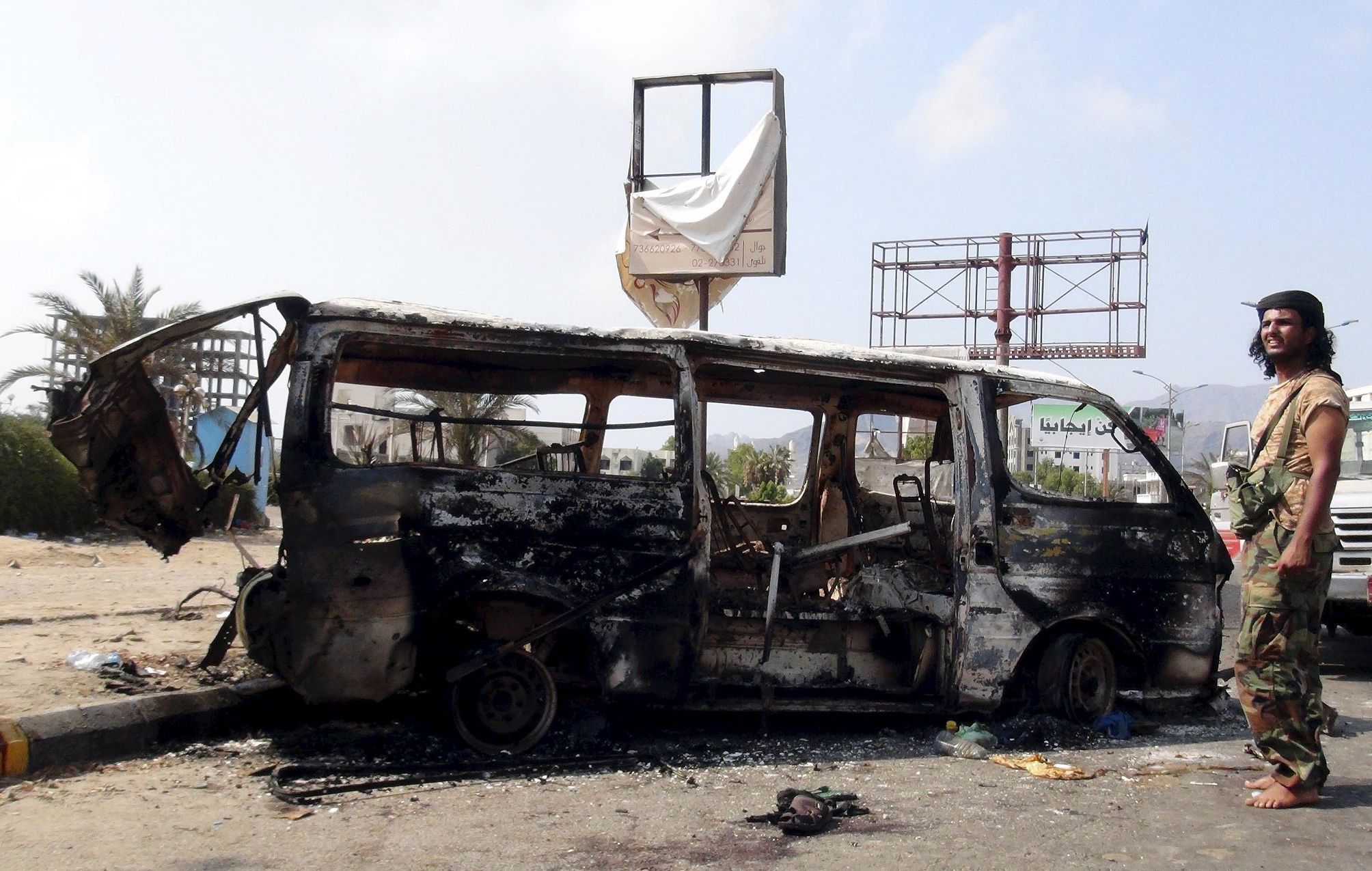 Zničená dodávka v Adenu.