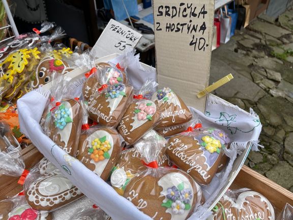 Dlouhé schodiště pod bazilikou, na němž se dříve poutníci modlili na kolenou, obklopuje z obou stran řada bud se suvenýry, občerstvením nebo perníky.