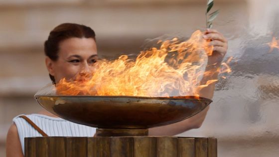 Kněžky předaly čínskému emisarovi olympijský oheň, aktivisté vyzývali k bojkotu her