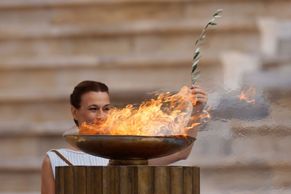 Kněžky předaly čínskému emisarovi olympijský oheň, aktivisté vyzývali k bojkotu her