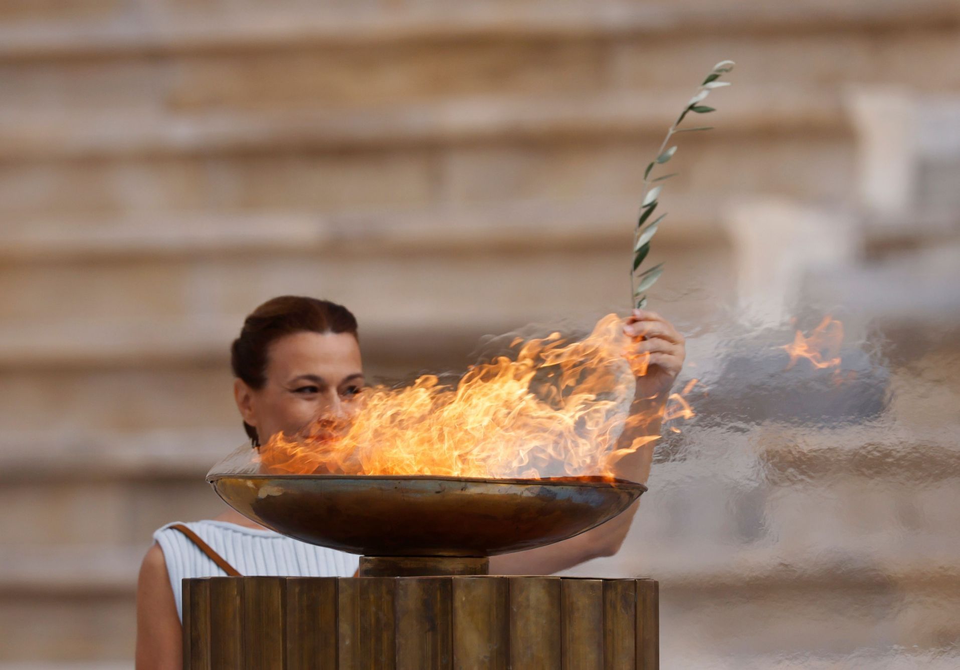 Pořadatelé zimních her v Pekingu převzali v Aténách olympijský oheň