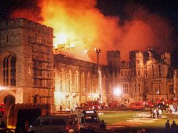 Obrazem: Královnin milovaný hrad v plamenech. "Strašný rok" ukazuje i seriál Netflixu