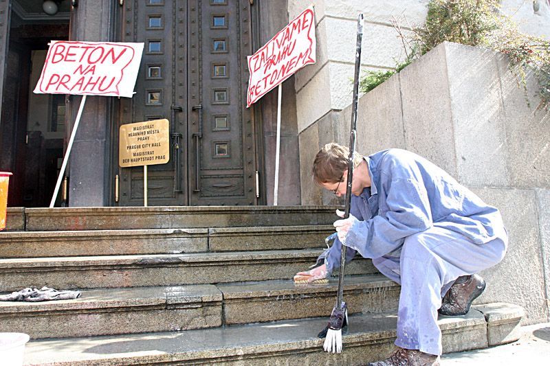 Praha zalévaná betonem