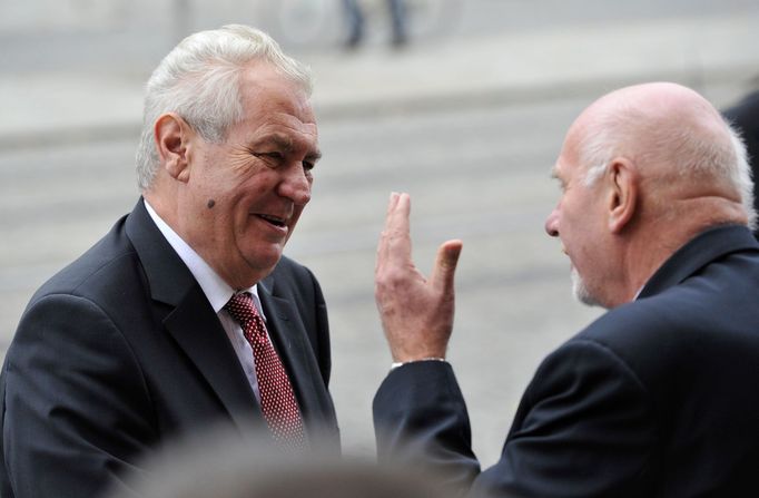 Prezident ČR Miloš Zeman a soudce ÚS Pavel Rychetský na snímku z roku 2015.