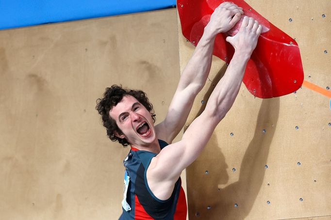 Adam Ondra slaví vítězství na SP v Salt Lake City.