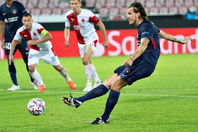 Alexander Scholz dává gól z penalty v odvetě 4. předkola LM Midtjylland - Slavia Praha