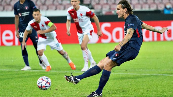 Alexander Scholz dává gól z penalty v odvetě 4. předkola LM Midtjylland - Slavia Praha