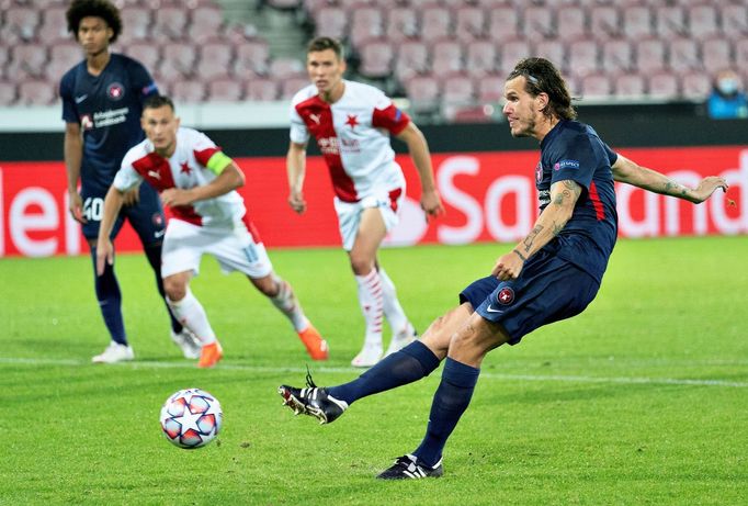 Alexander Scholz dává gól z penalty v odvetě 4. předkola LM Midtjylland - Slavia Praha