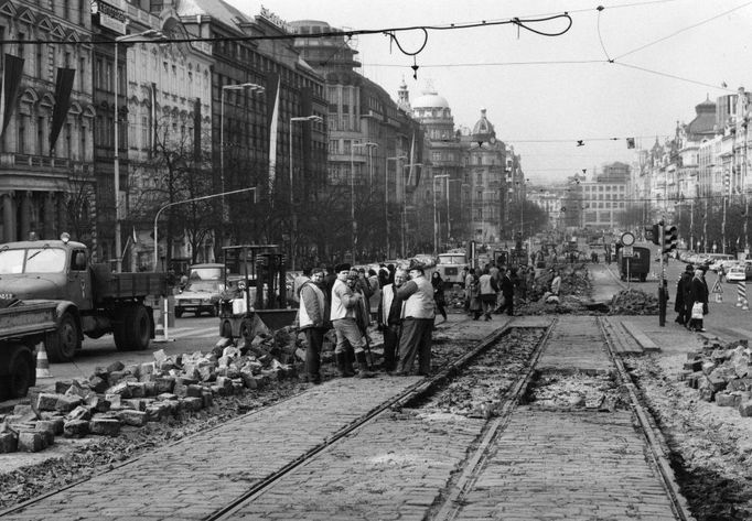 Likvidace tratě na náměstí na jaře 1980.