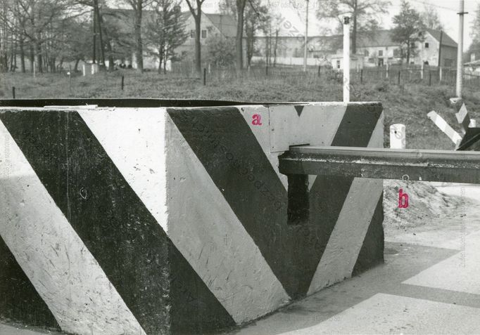 Detailní pohled na zátaras vybavený masivní závorou na hraničním přechod v Pomezí nad Ohří.