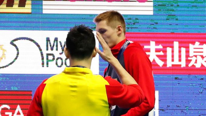 Sun Jang konfrontuje Duncana Scotta při medailovém ceremoniálu