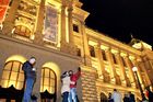 Konec starého a začátek nového roku oslavilo v centru Prahy několik tisíc lidí, především cizinců.