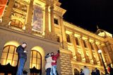 Konec starého a začátek nového roku oslavilo v centru Prahy několik tisíc lidí, především cizinců.