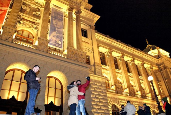 Brzy z večera bylo Václavské náměstí zaplněno především turisty.