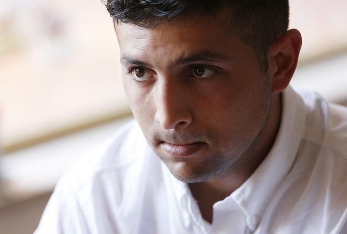 Unemployed Belgian Mohamed Sammar reacts during a simulated job interview, which is recorded to help him get feedback afterwards in Brussels July 2, 2013. Sammar, 27, has been looking for a job in the construction sector for 2 years. "Fit for a job" is the initiative of former Belgian boxing champion Bea Diallo, whose goal was to restore the confidence of unemployed people and help them find a job through their participation in sports. Picture taken July 2, 2013. REUTERS/Francois Lenoir (BELGIUM - Tags: SPORT BOXING SOCIETY BUSINESS EMPLOYMENT) Published: Čec. 5, 2013, 4:48 odp.