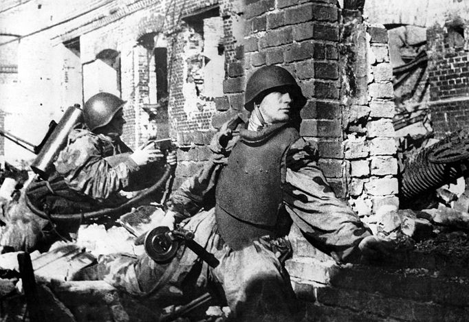 Великая Отечественная война, 1942 год Stalingrad. Street combats. Reproduction. Photo TASS Сталинград. Во время уличных боев. Репродукция Фотохроники ТАСС