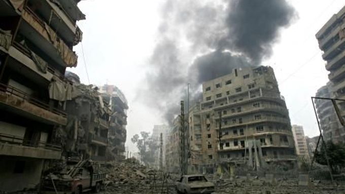 Kouř stoupá ze sídla Hizballáhu na jižním předměstí Bejrútu - následek izraelského dosud nejsilnějšího bombardování.