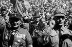 Německé nacisty už od 20. let minulého století podporovaly polovojenské jednotky. Útočné oddíly SA (Sturmabteilung) založili v roce 1920 Ernst Röhm a Hermann Göring. Kvůli barvě uniforem se jim přezdívalo "hnědé košile".
