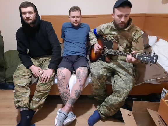 Večerní idyla ukrajinských vojáků s ruskými písničkami.