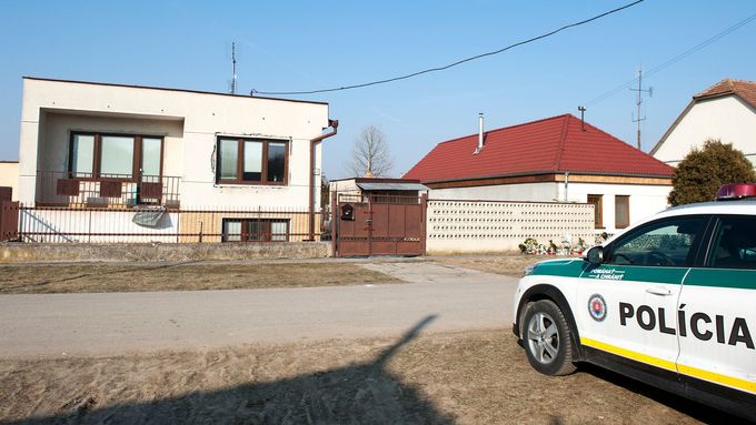 Policejní vůz před domem zavražděného slovenského novináře Jána Kuciaka v obci Veľká Mača.
