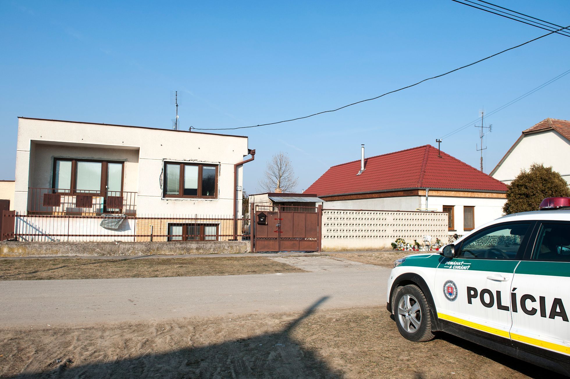 Policejní vůz před domem zavražděného slovenského novináře Jána Kuciaka v obci Veľká Mača.