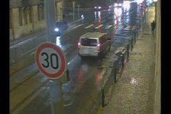 Muže na přechodu před vládou srazila dodávka, pak ho přejelo BMW a vláčelo desítky metrů. Řidič ujel