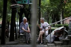 Bez mobilu ani na nákup. Čína zapomíná na důchodce, ocitají se na okraji společnosti