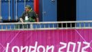 A security guard sits at his check point in the London 2012 Olympic Park at Stratford in London July 17, 2012. REUTERS/Luke MacGregor (BRITAIN - Tags: SPORT OLYMPICS CRIME LAW) Published: Čec. 17, 2012, 12:10 odp.