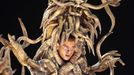 A reveller from the Vila Isabel samba school participates in the annual Carnival parade in Rio de Janeiro's Sambadrome, February 12, 2013. REUTERS/Sergio Moraes (BRAZIL - Tags: SOCIETY) Published: Úno. 12, 2013, 8:02 dop.