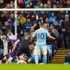 Robert Huth z Leicesteru dává první gól do sítě Manchesteru City