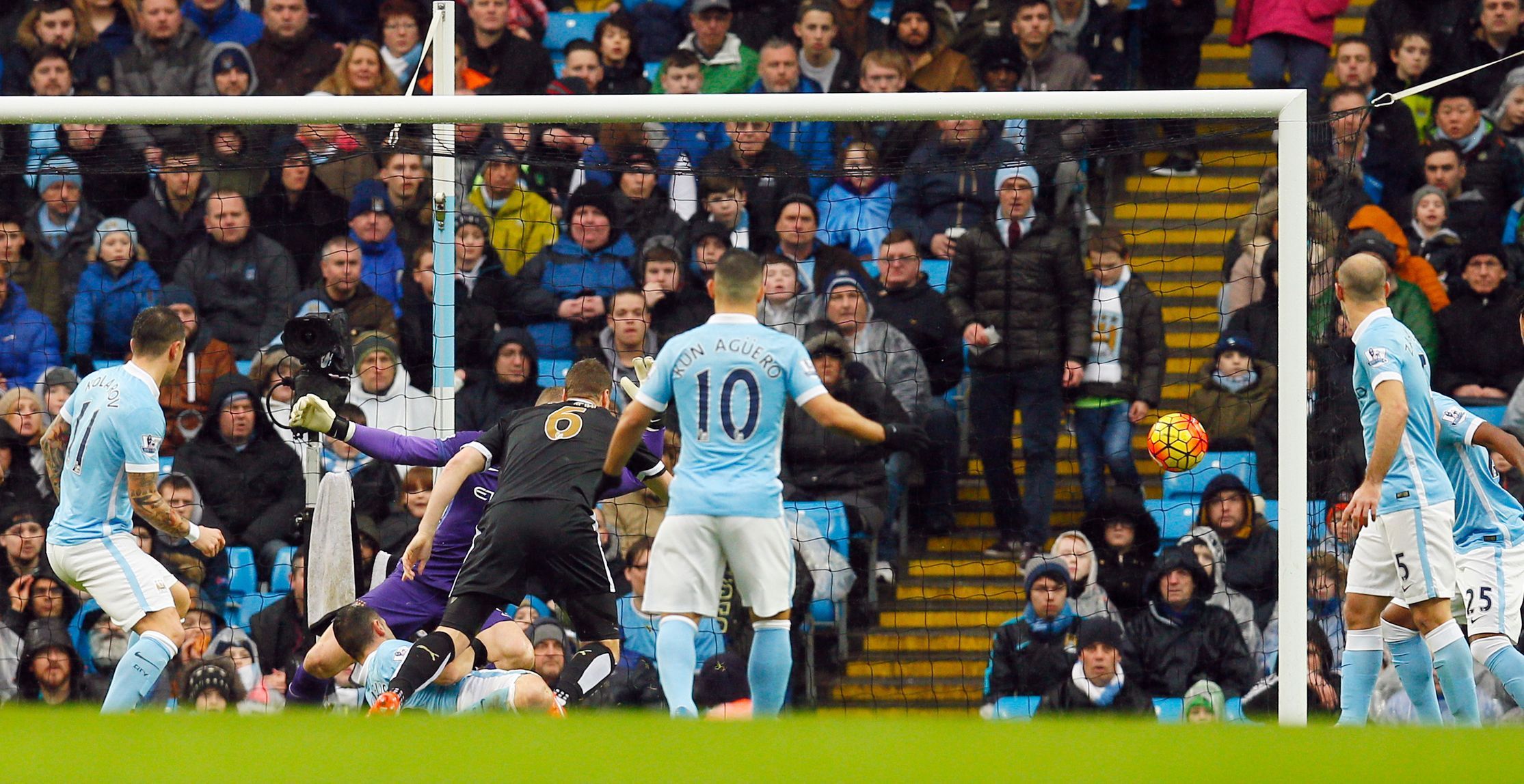 Robert Huth z Leicesteru dává první gól do sítě Manchesteru City