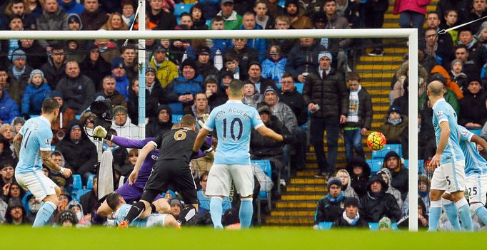 Robert Huth z Leicesteru dává první gól do sítě Manchesteru City.