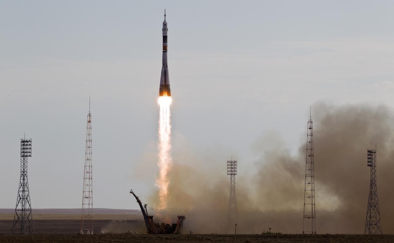 Ruská raketa Sojuz startuje z Bajkonuru
