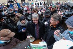 Lidé z Kliniky se bouří proti odměně exekutora 350 tisíc. Sumu ověří soud, říká Luhan