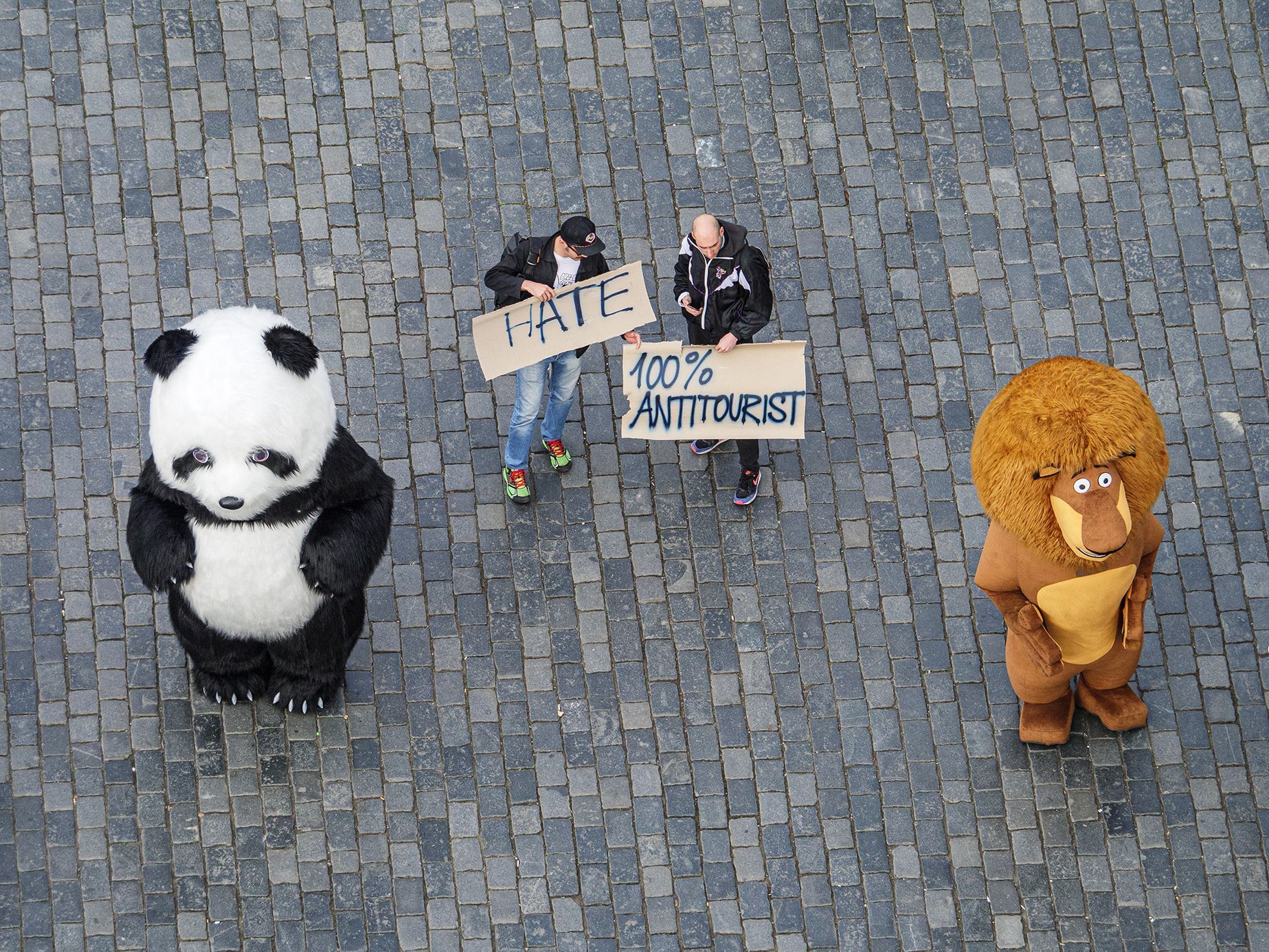 Praha chce zakázat obří masky medvědů, pand a goril
