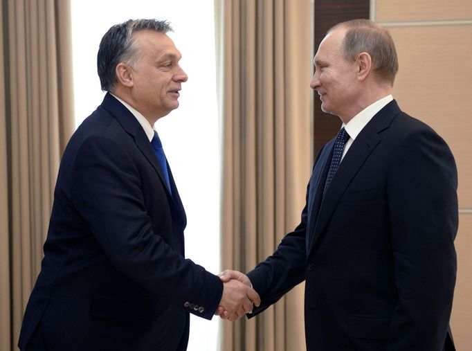 Maďarský premiér Viktor Orbán (vlevo) s Vladimírem Putinem v Moskvě.