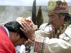 Ajmarský kněz žehná novému bolívijskému prezidentovi Evo Moralesovi během obřadu ve starém archeologickém nalezišti Tiwanaku, nedaleko jezera Titicaca, asi 60 km západně od hlavního města La Paz. Chudí i bohatí Bolívijci vidí v novém vůdci i novou éru své chudé země, která by měla přinést mír a prosperitu.