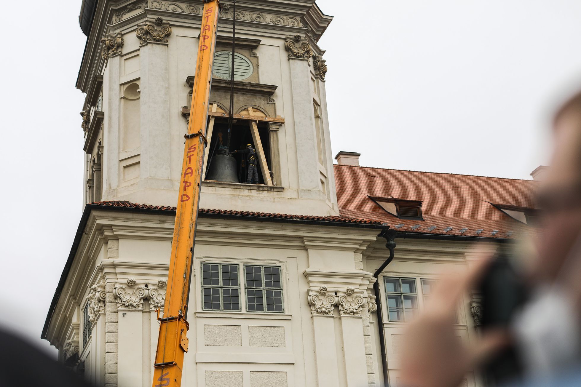 Snesení zvonů z bývalé Jezuitské koleje, Kutná Hora, zvony