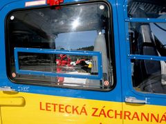 Jednoho těžce zraněného převezl vrtulník do Prahy.    Ilustrační foto