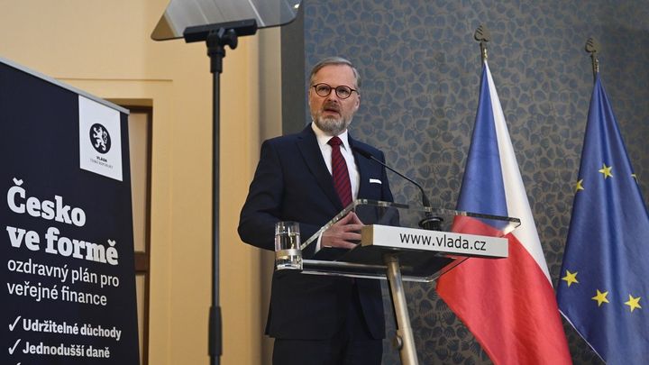 Nátlaku neustoupíme. Není prostor pro větší změny úsporného balíčku, řekl Fiala