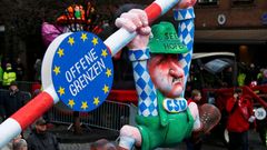Bavorský premiér Horst Seehofer se snaží zavřít německou hraniční závoru. Jeden z vozů na karnevalu v Německu.