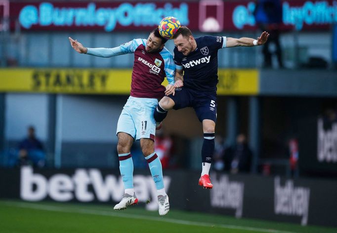 Vladimír Coufal v zápase s Burnley