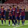 Lionel Messi slaví se spoluhráči gól v odvetném osmifinále Ligy mistrů Barcelona - Neapol