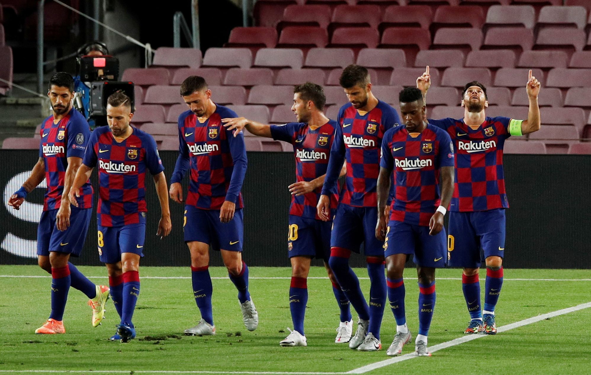 Lionel Messi slaví se spoluhráči gól v odvetném osmifinále Ligy mistrů Barcelona - Neapol